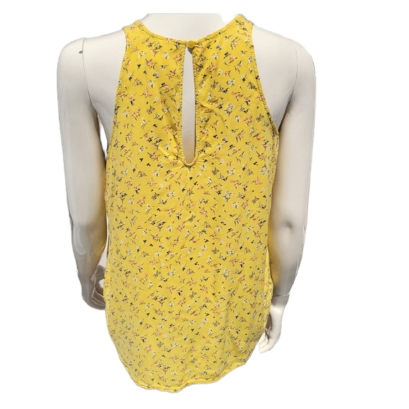 🏷️3/$15 medium yellow floral tank blouse. - Picture 2 of 5